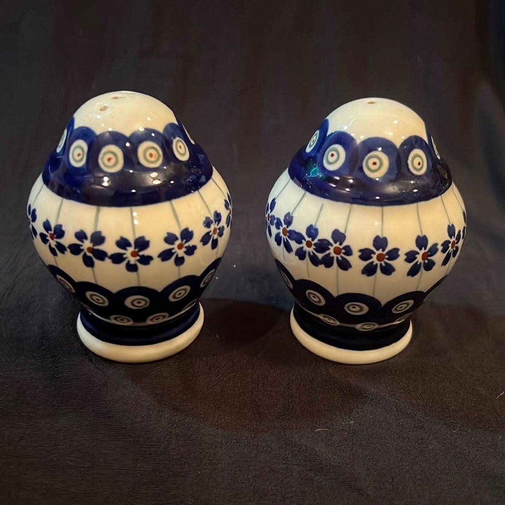 Boleslawiec Polish Pottery Salt Pepper Flowers Peacock Circles